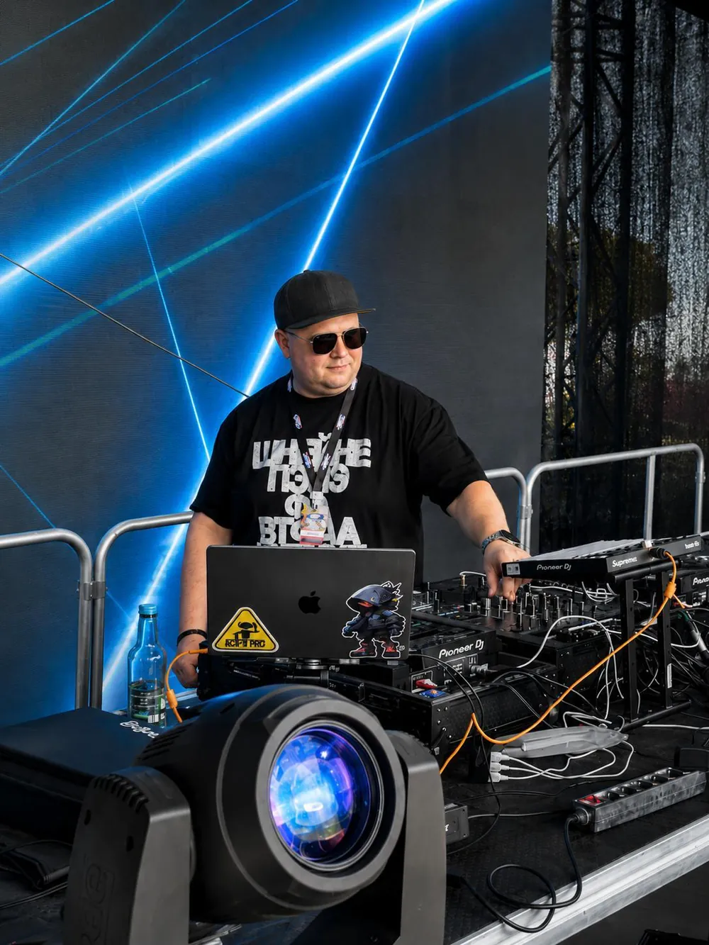 DJ Ferrummax an Pioneer-Decks auf einer Open-Air-Bühne