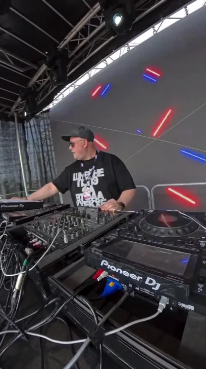 DJ Ferrummax am Pult – Glamorous Slavic Party Crailsheim